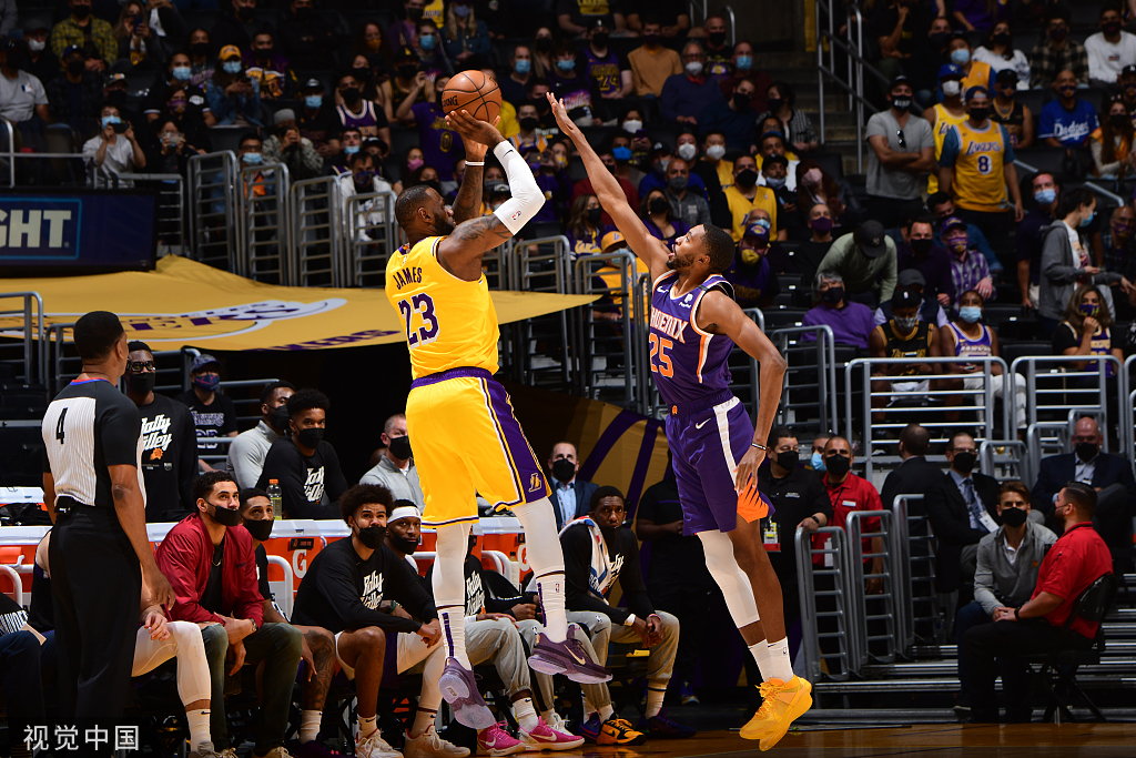 NBA常规赛收官战，詹姆斯三双领衔，湖人险胜勇士锁定西部第三