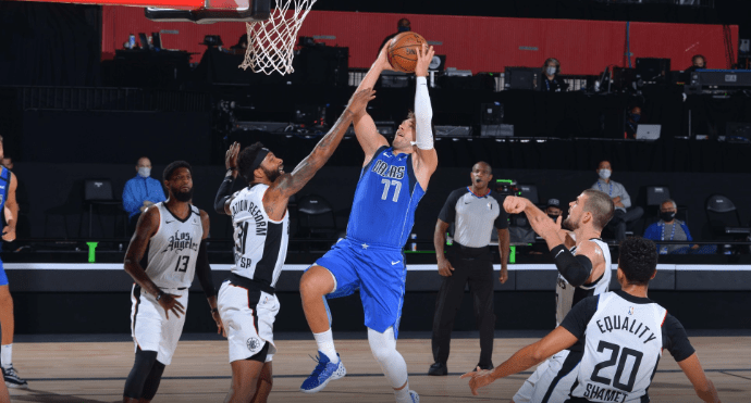 NBA-东契奇压哨绝杀快船，终结对手四连胜登顶西部引热议